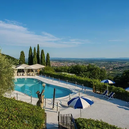 Alfresco Luxury With Heated Pool Вилла